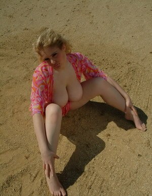Толстушка на пляже распахнула халатик и показывает новому знакомому большие сиськи