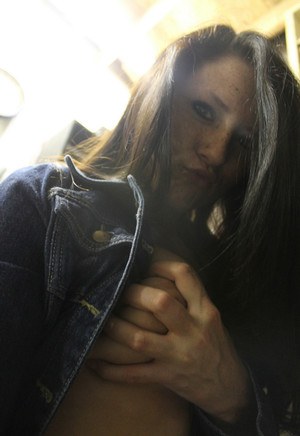 Брюнетка делает интимные снимки больших сисек и выкладывает в интернет