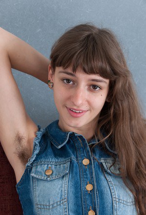 Худая девка с татуировкой на первом кастинге показывает агенту волосатую пизденку